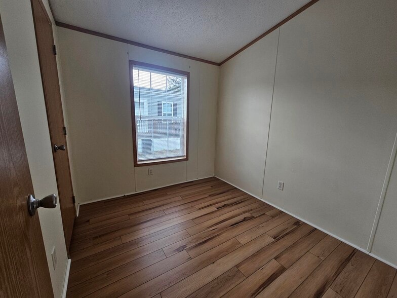 Building Photo - 202 Elm Ln