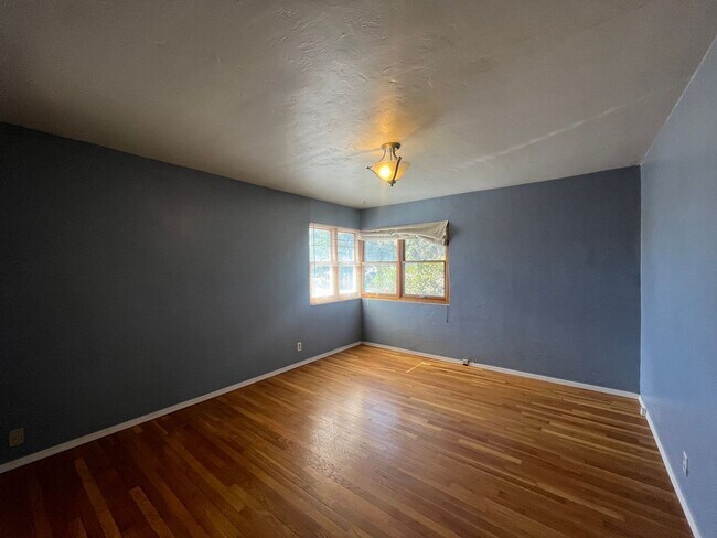 Building Photo - Quaint 3 Bedroom 2 Bathroom Home In The NE!