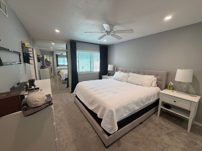 Building Photo - Remodeled 3 bedroom 2 1/2 bath townhome!