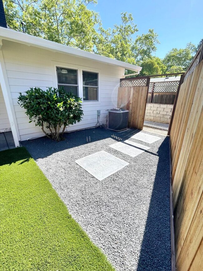 Building Photo - Beautiful Remodeled Calistoga Home