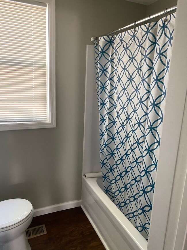 Building Photo - Newly Renovated 3 bed 2 bath House w/ deta...