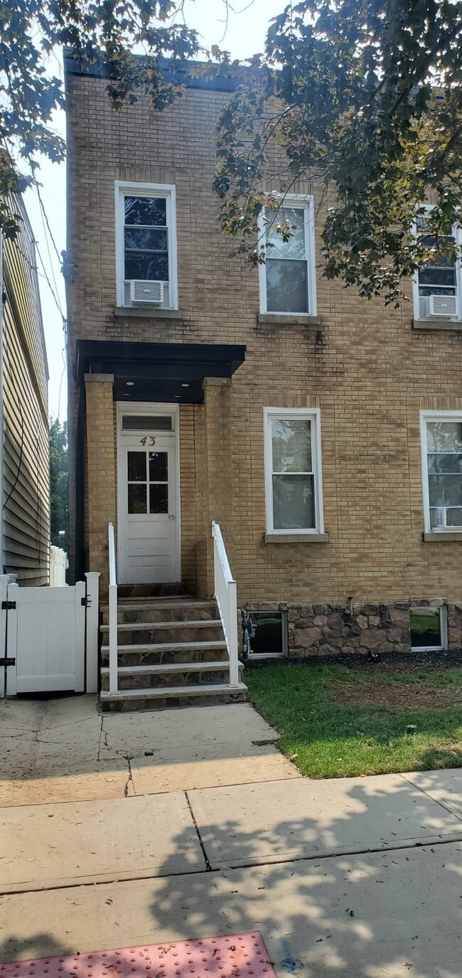 Building Photo - 43 Wood St