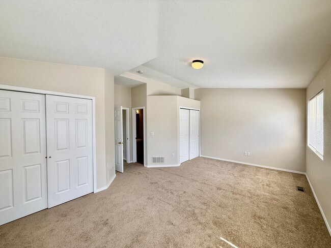 Building Photo - 3 Bedroom Townhome in a Convenient Location