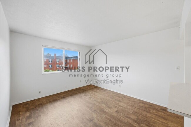 Building Photo - 544 Riverview Dr