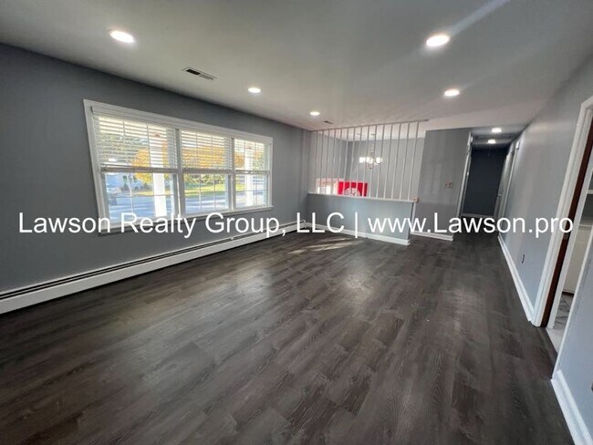 Building Photo - Very Nice & Spacious Home in Hidden Valley Neighborhood - Pet Friendly!