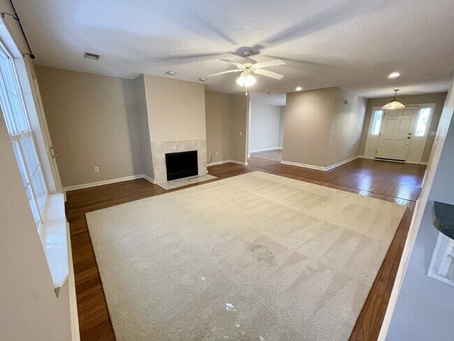 Building Photo - Duplex Apartment Close to Downtown Bluffton!