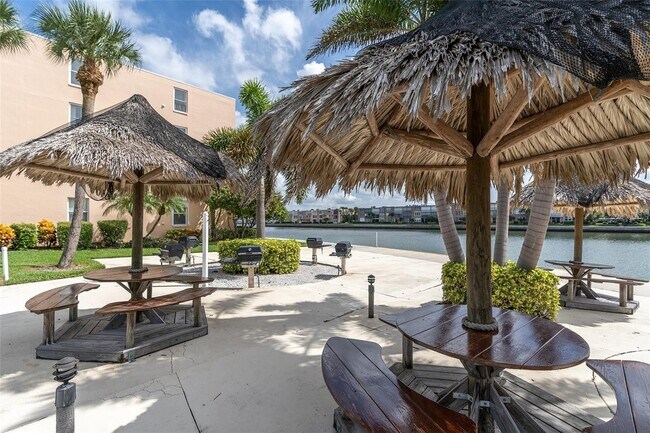 Building Photo - 7600 Sun Island Dr S
