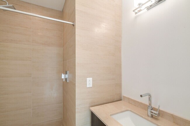 Building Photo - Queen Village Townhome