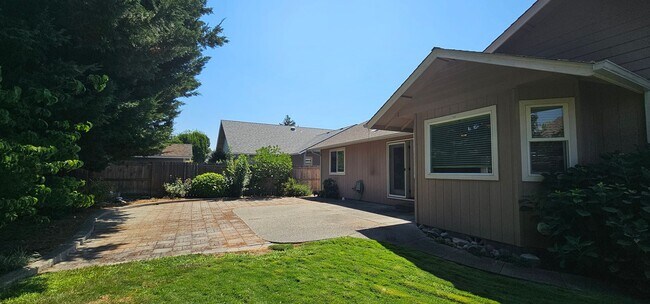 Building Photo - Open Concept Living Close to Downtown Gran...