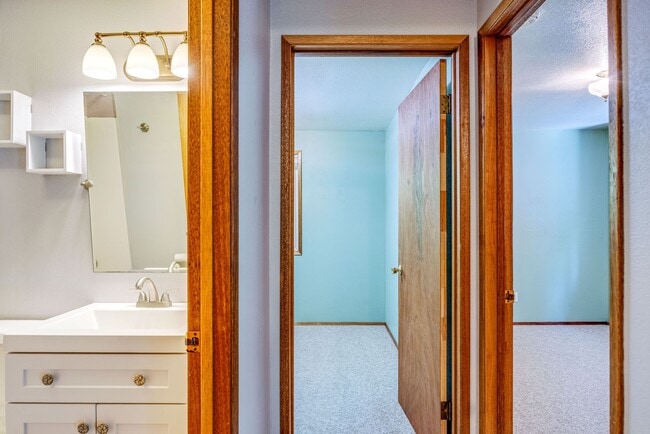 Building Photo - 4+ Bedroom Home - Surrounded by Nature, ne...