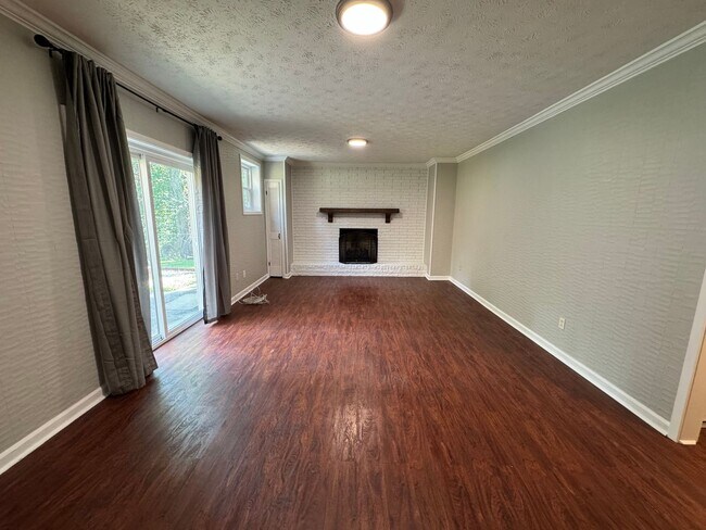 Building Photo - Spacious 3/2.5 House in Twickenham Estates...