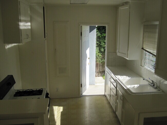 Building Photo - 2550 Greenfield Ave
