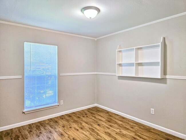 Building Photo - 5922 Densmore Dr