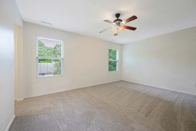 Building Photo - 3 Bedroom Open Concept with Enough Room fo...