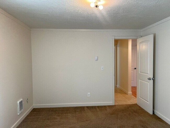 Building Photo - 1274 E Santiam St