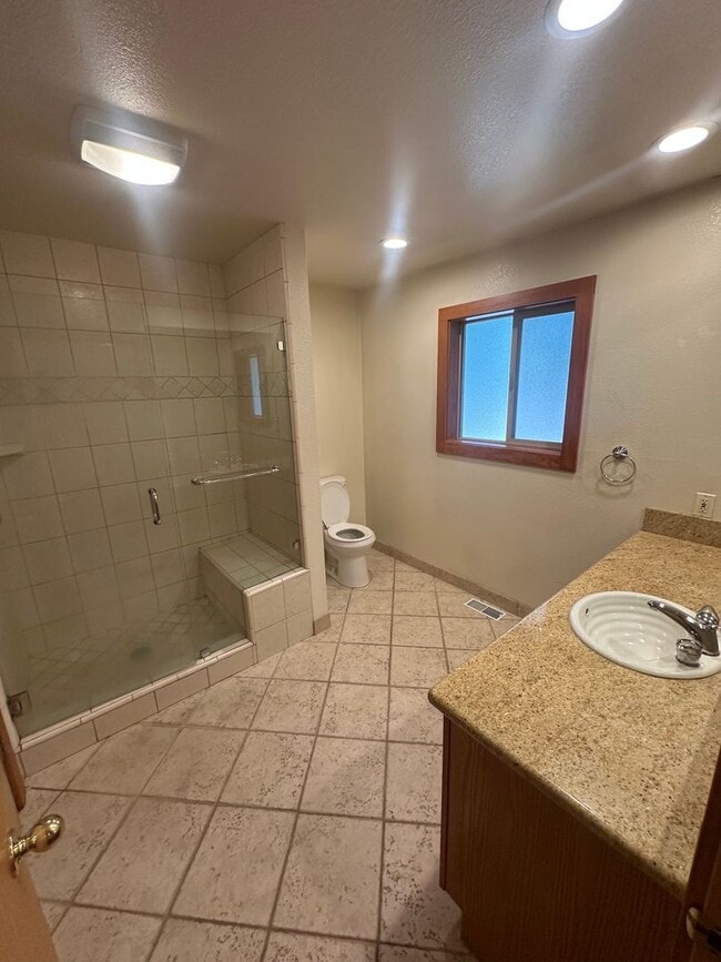 Building Photo - Three Bed, Two Bath Home In Prosser With Two Car Garage