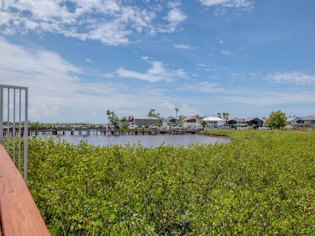 Building Photo - Waterfront Penthouse Living – Luxury 3 Bedroom / 2 Bath Condo on the Water