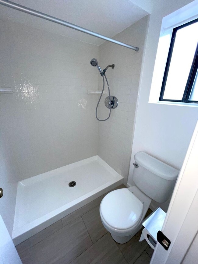 Building Photo - $2750 LARGE 2 BEDROOM CONDO NEAR 4TH ST. W/ PARKING