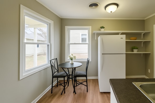 Building Photo - Charming 3-Bedroom Home – Modern, Clean & Carpet-Free!