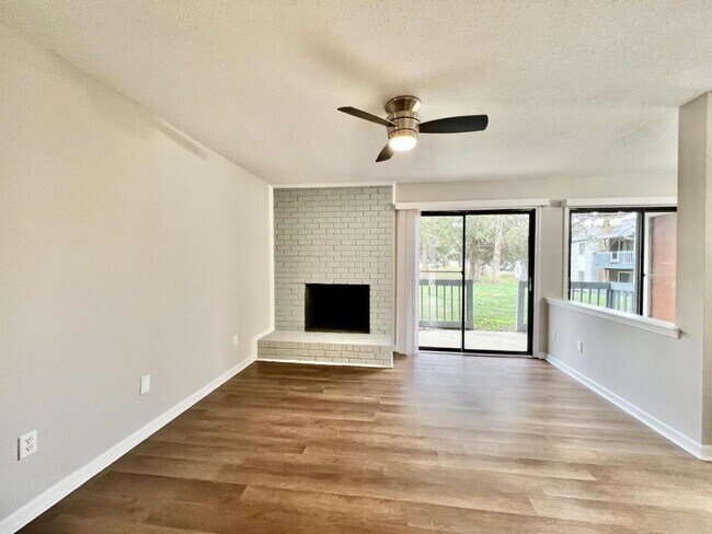 Building Photo - 3 BEDROOM CONDO IN TERRIFIC LOCATION!