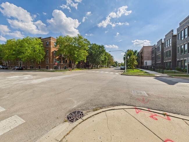 Building Photo - 5003 S Prairie Ave