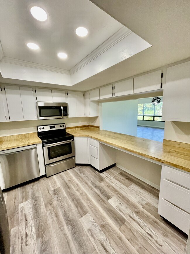 Building Photo - 12498 Riverside Dr