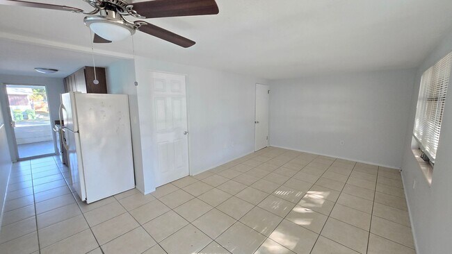 Building Photo - Nice 1 bed/ 1 bath near Downtown Sarasota Available Now!