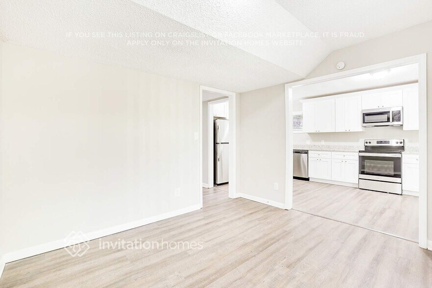 Building Photo - 3166 Robindale Rd