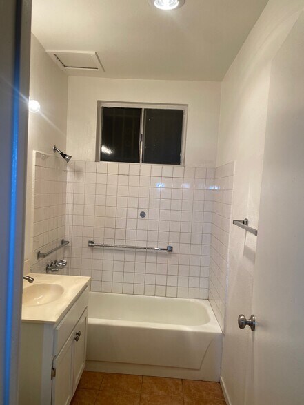 Bathroom; shower and bathtub - 2458 S Normandie Ave