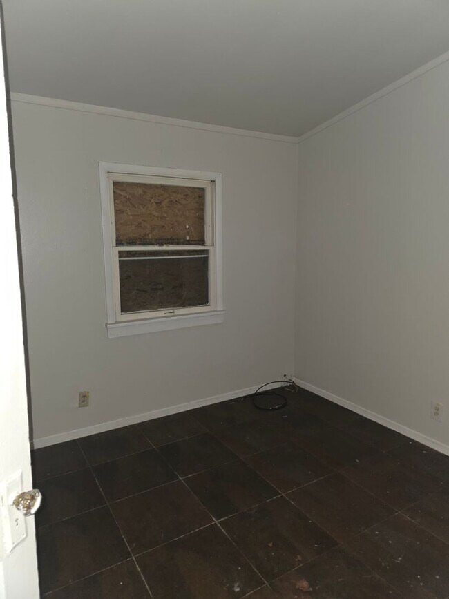 Building Photo - LIMITED TIME**NO APPLICATION FEE**1/2 OFF DEPOSIT**