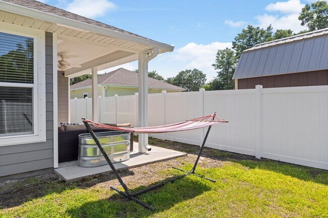 Building Photo - Freeport/Niceville Beauty!
