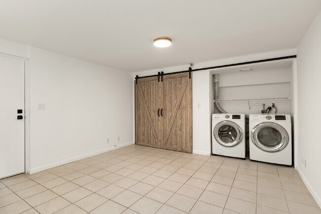 Building Photo - Stylish End-Unit Townhome in Prime Santa Monica | Private Rooftop Deck & Bonus Room