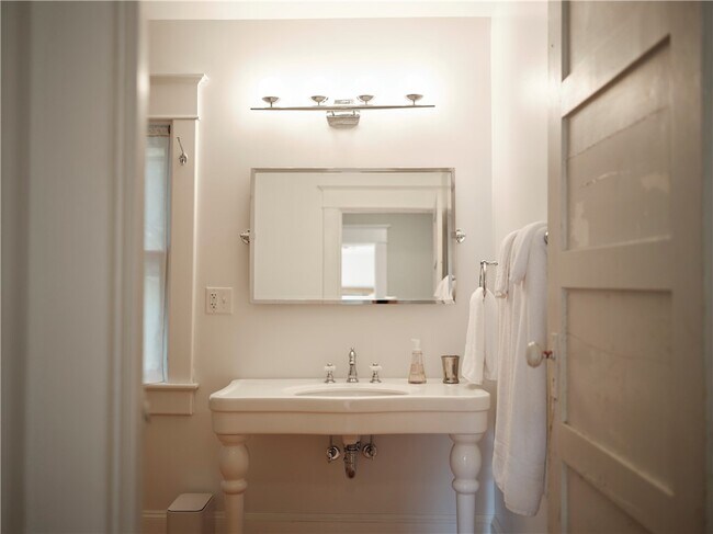 Building Photo - 38 Lake St