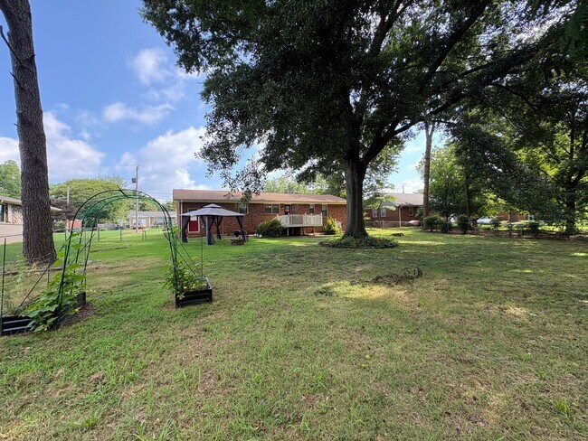 Building Photo - 125 Meadow Dr