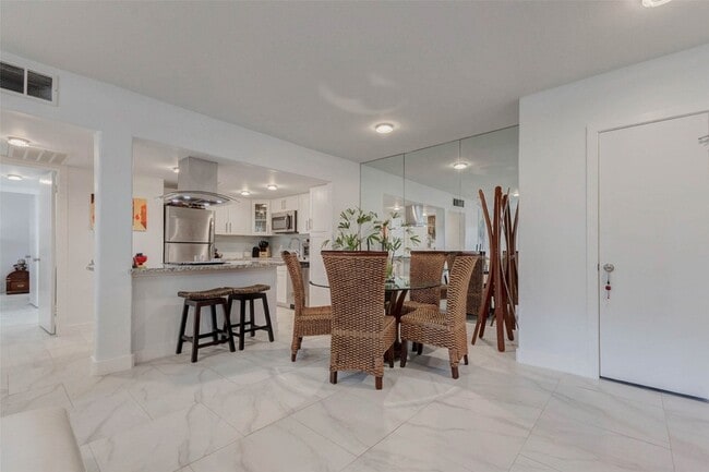 Building Photo - 2234 S Piney Point Rd