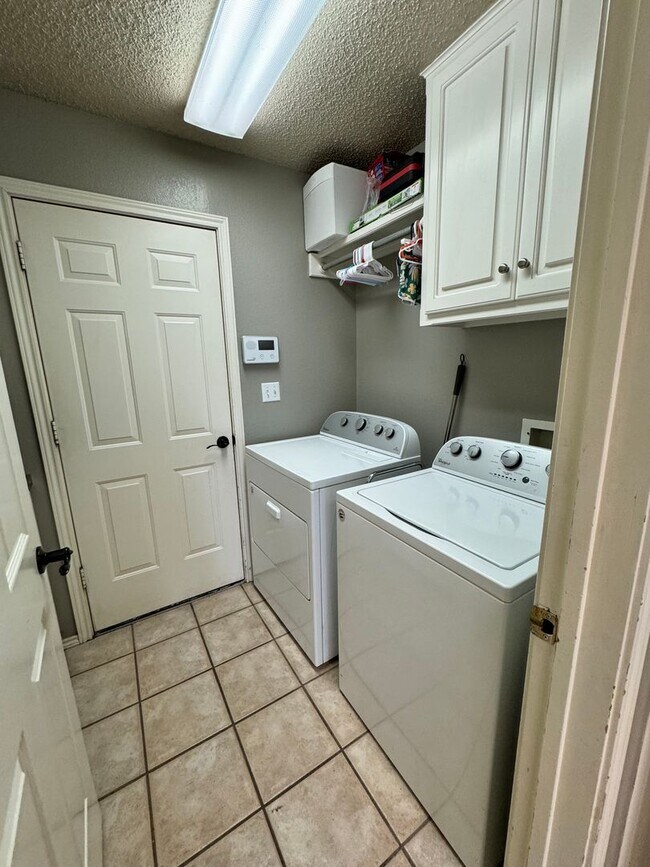 Building Photo - Available Soon 3 Bedroom 2 bath