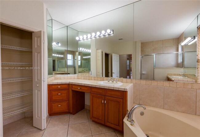 Building Photo - 18520 SW 39th Ct