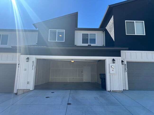 Building Photo - Modern 3 Bed 3 Bath Townhome off of N Carefree and Tutt!!! **Built in 2023**