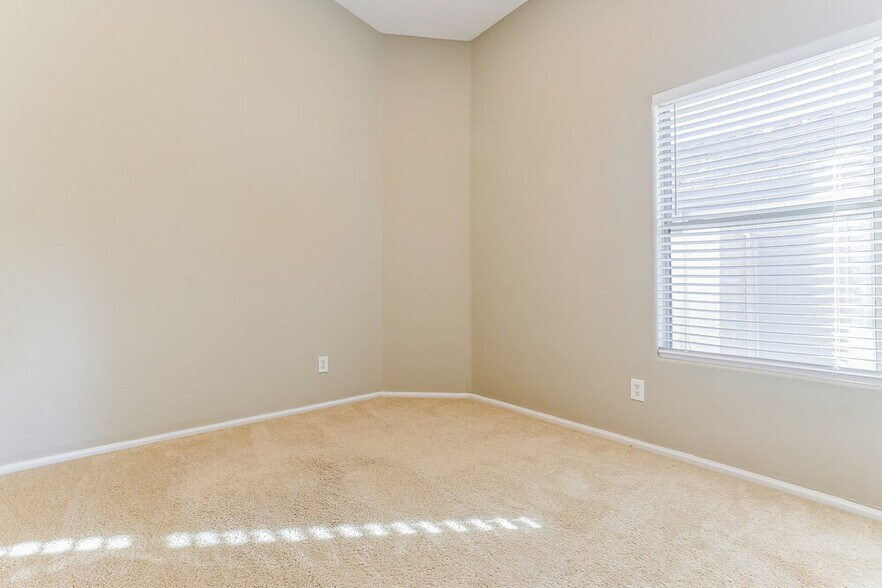 Building Photo - 672 E Lovegrass Dr