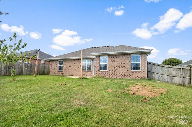 Building Photo - 1002 Applewood Cir