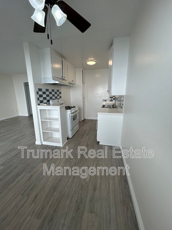 Building Photo - 1811 Huntington Dr