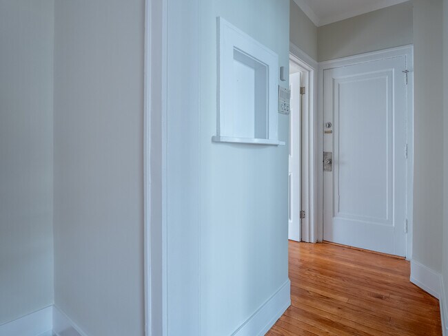 Building Photo - 7371 N Damen Ave