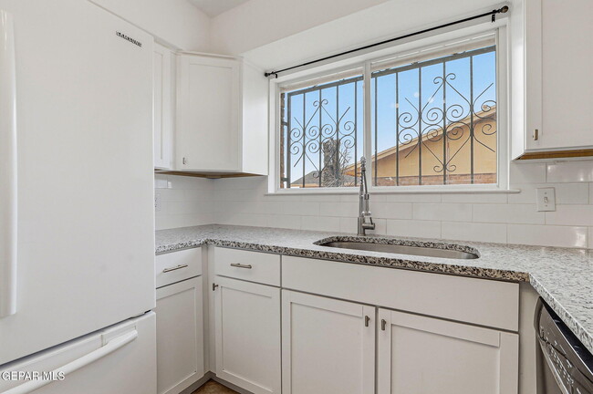 Building Photo - 10837 Gemstone St
