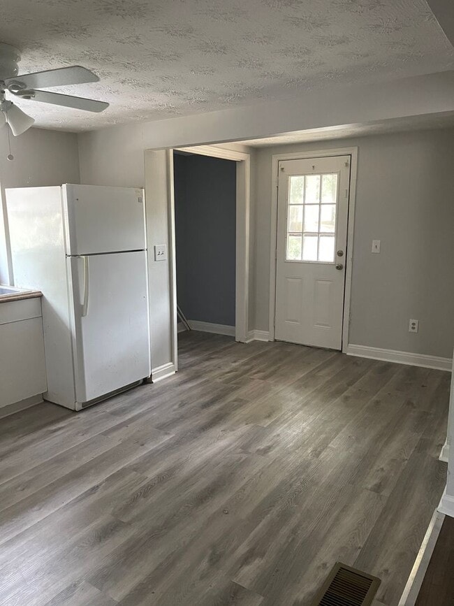 Building Photo - Adorable 2 Bed/1 Bath Bungalow in Forest P...