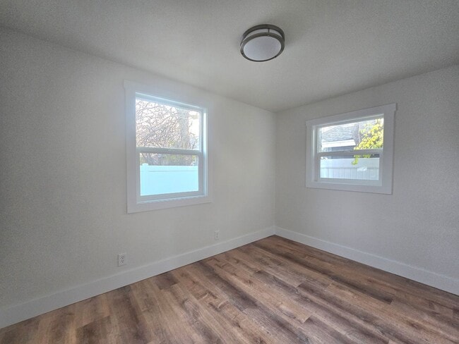 Building Photo - 9 &amp; 9 1/2 Alderson Ave