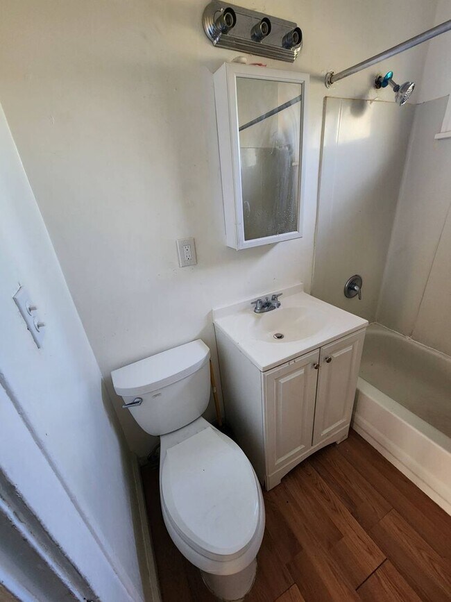 Building Photo - 13617 Glenside Rd