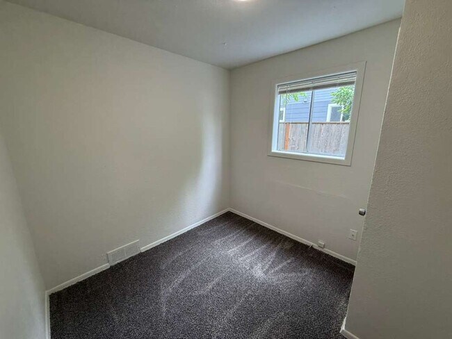 Building Photo - 3 Bedroom 1 Bathroom Greenwood Home!