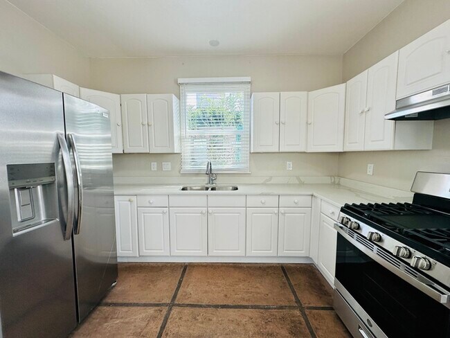 Building Photo - 1/2 Off First Full Month's Rent! Renovated...