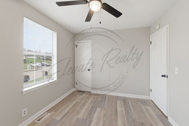 Building Photo - Two Bedroom Townhouse with Updates in North Nashville!