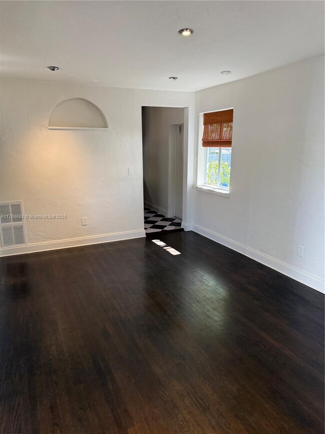 Building Photo - 502 NE 70th St